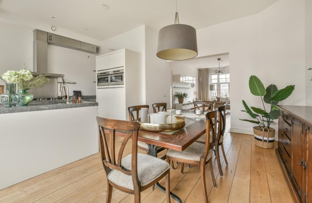Comedor luminoso y decorado con técnicas de home staging en un piso en venta en Madrid, listo para recibir visitas de compradores.